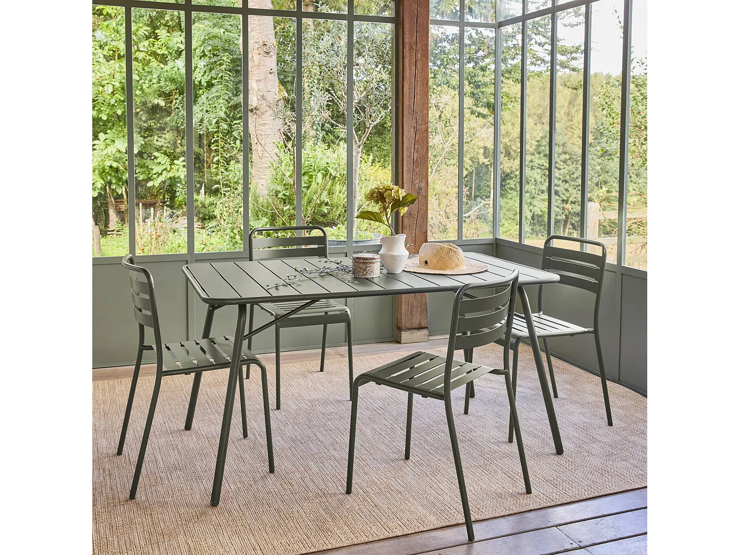 Table de jardin pliante métal 6 places. kaki. Amelia. 140x80cm. traitement antirouille. lattes et bords arrondis