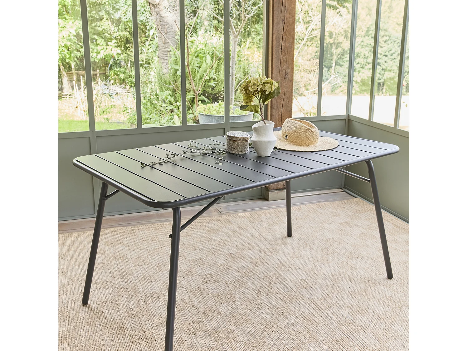 Table de jardin pliante métal 6 places. anthracite. Amelia. 140x80cm. traitement antirouille. lattes et bords arrondis