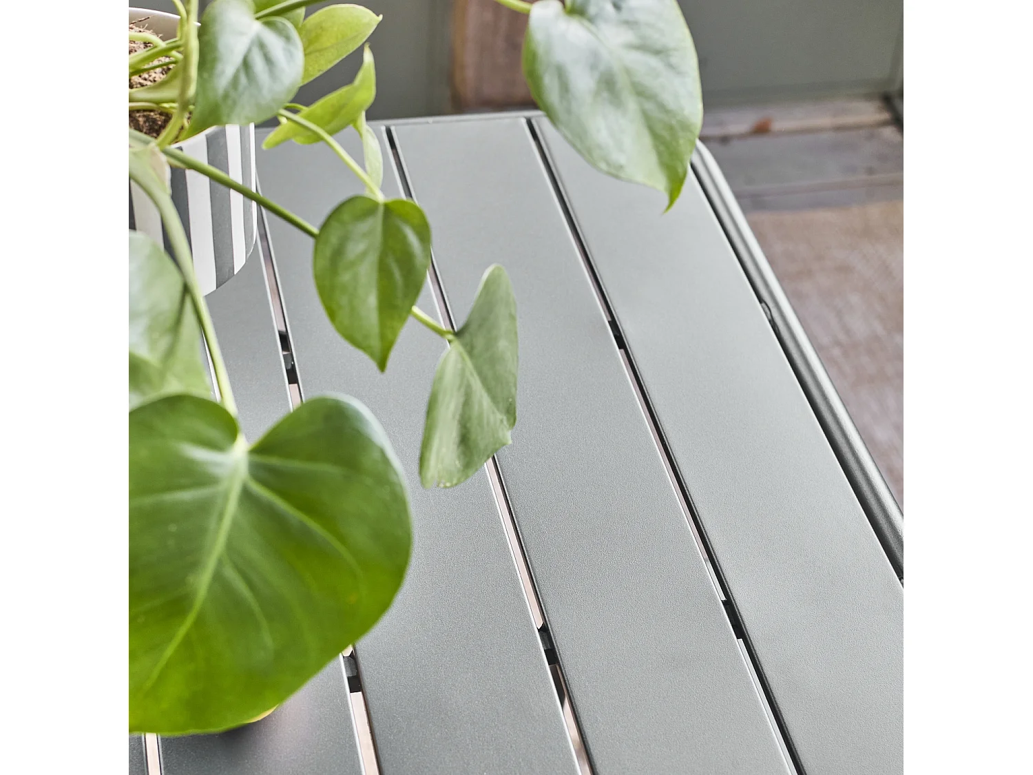 Table de jardin pliante métal 6 places. anthracite. Amelia. 140x80cm. traitement antirouille. lattes et bords arrondis