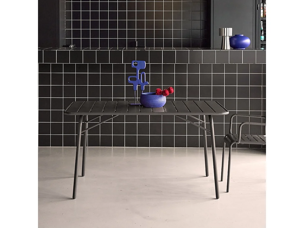 Table de jardin pliante métal 6 places. anthracite. Amelia. 140x80cm. traitement antirouille. lattes et bords arrondis