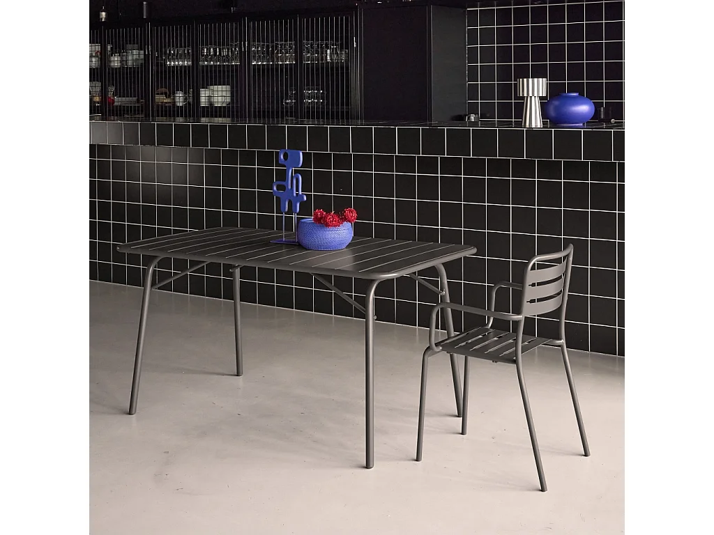 Table de jardin pliante métal 6 places. anthracite. Amelia. 140x80cm. traitement antirouille. lattes et bords arrondis