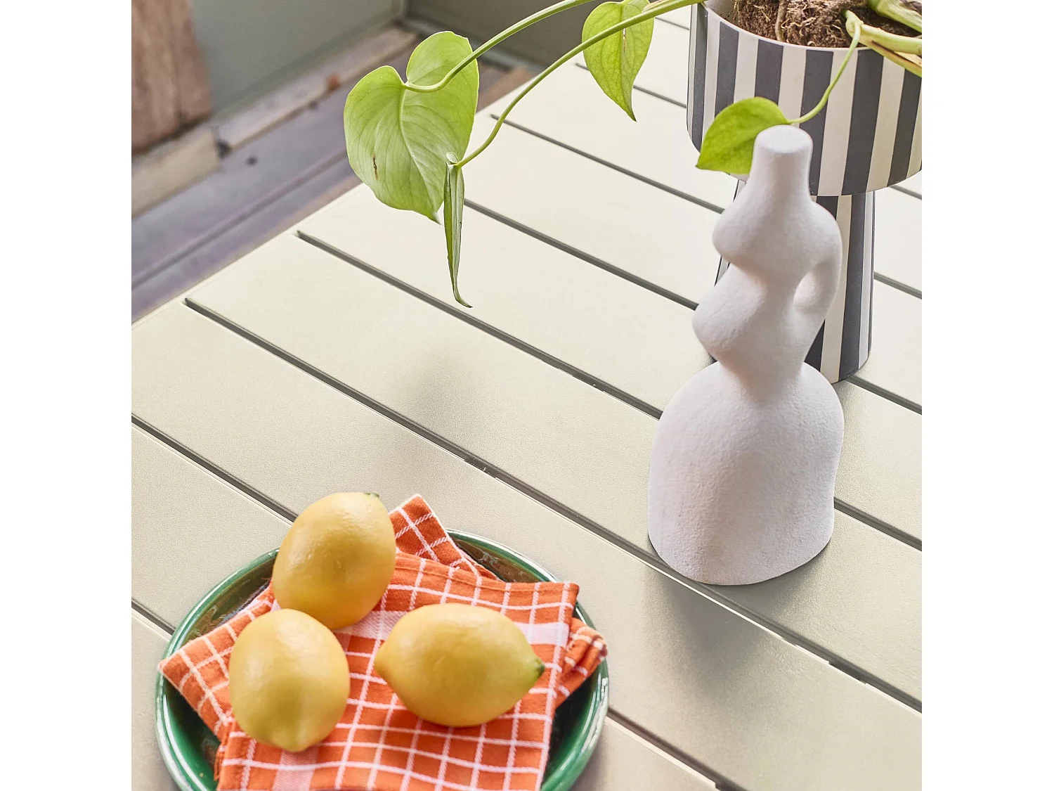 Table de jardin pliante métal 6 places. beige. Amelia. 140x80cm. traitement antirouille. lattes et bords arrondis