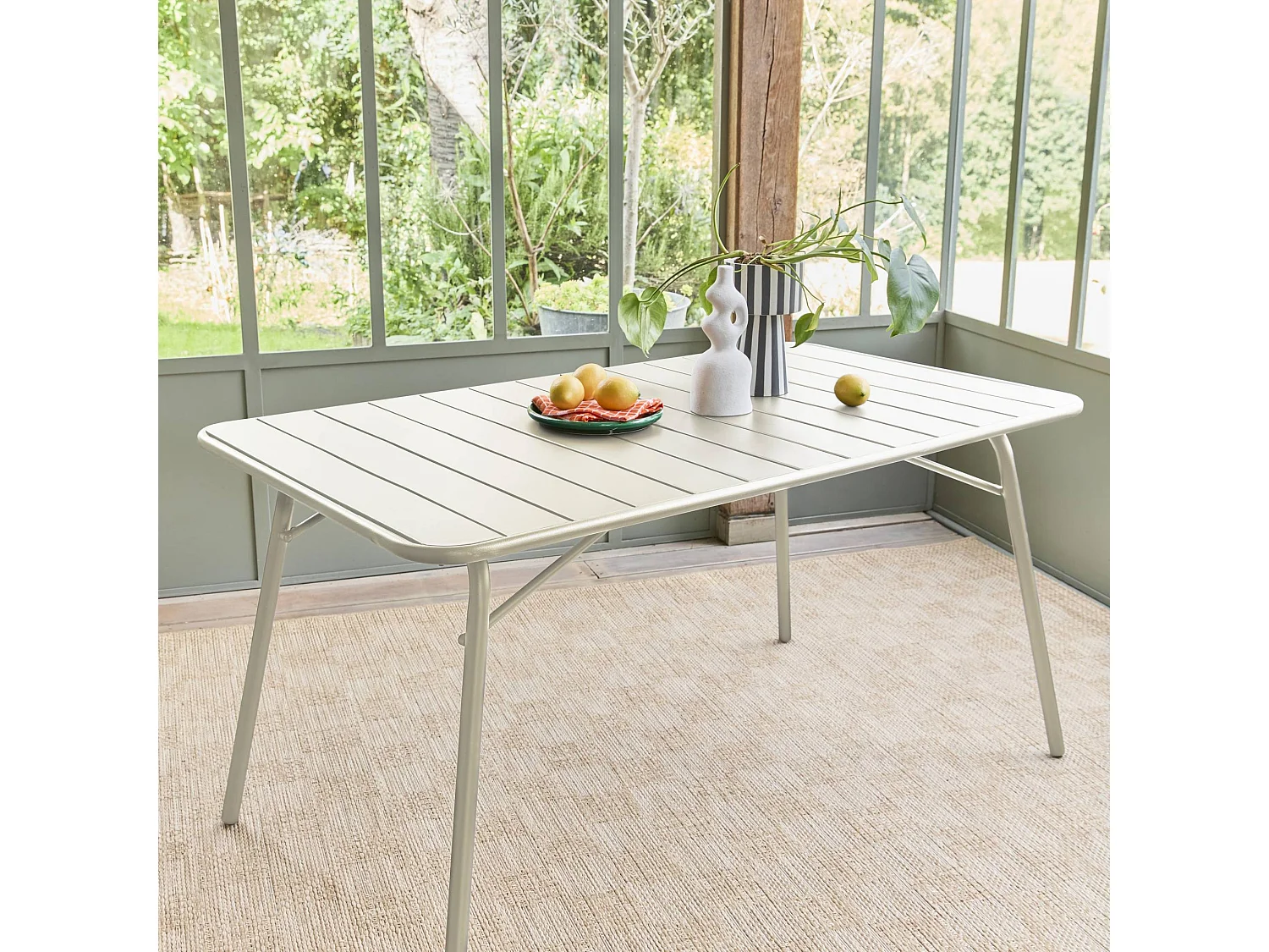 Table de jardin pliante métal 6 places. beige. Amelia. 140x80cm. traitement antirouille. lattes et bords arrondis