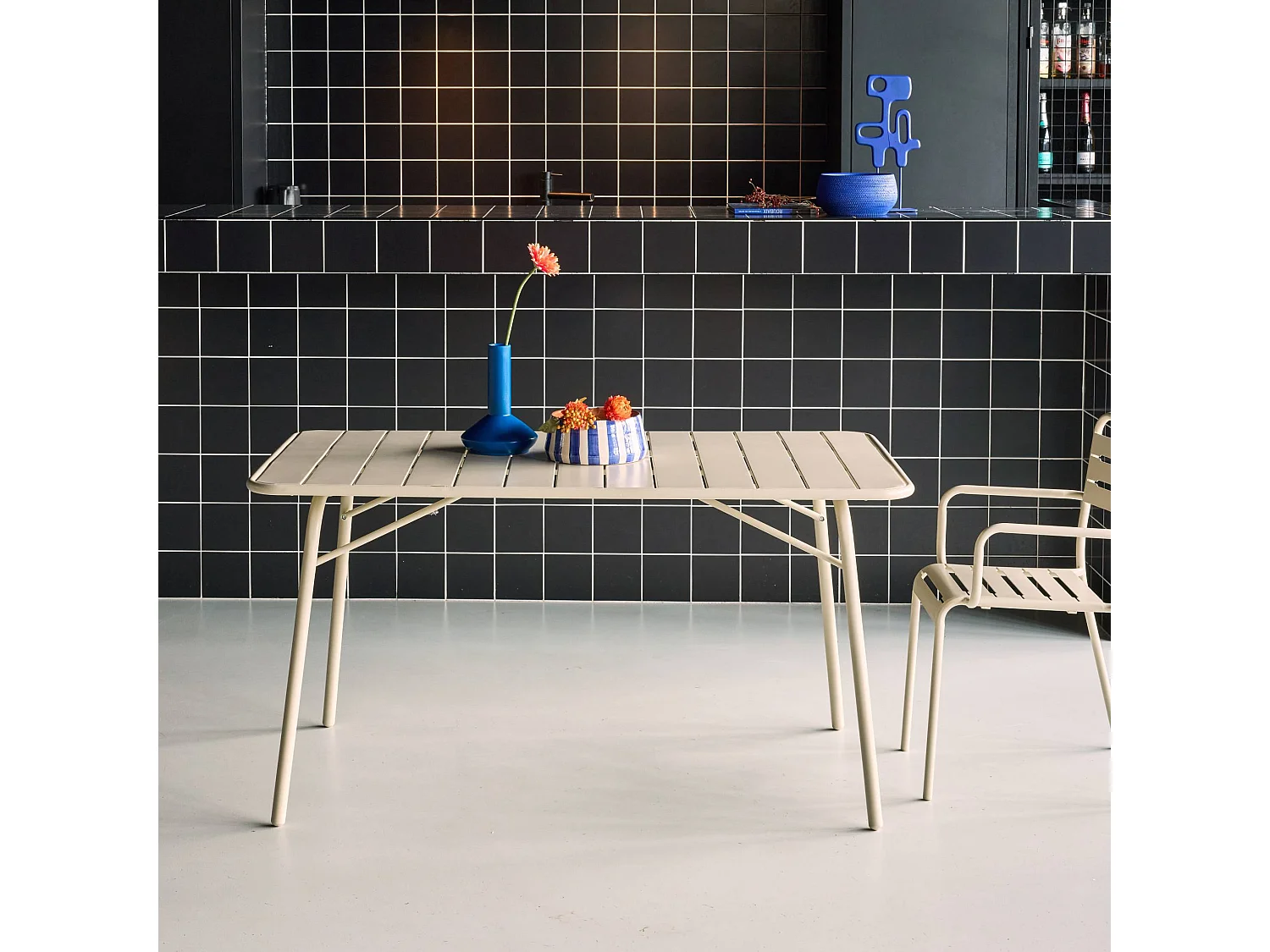 Table de jardin pliante métal 6 places. beige. Amelia. 140x80cm. traitement antirouille. lattes et bords arrondis