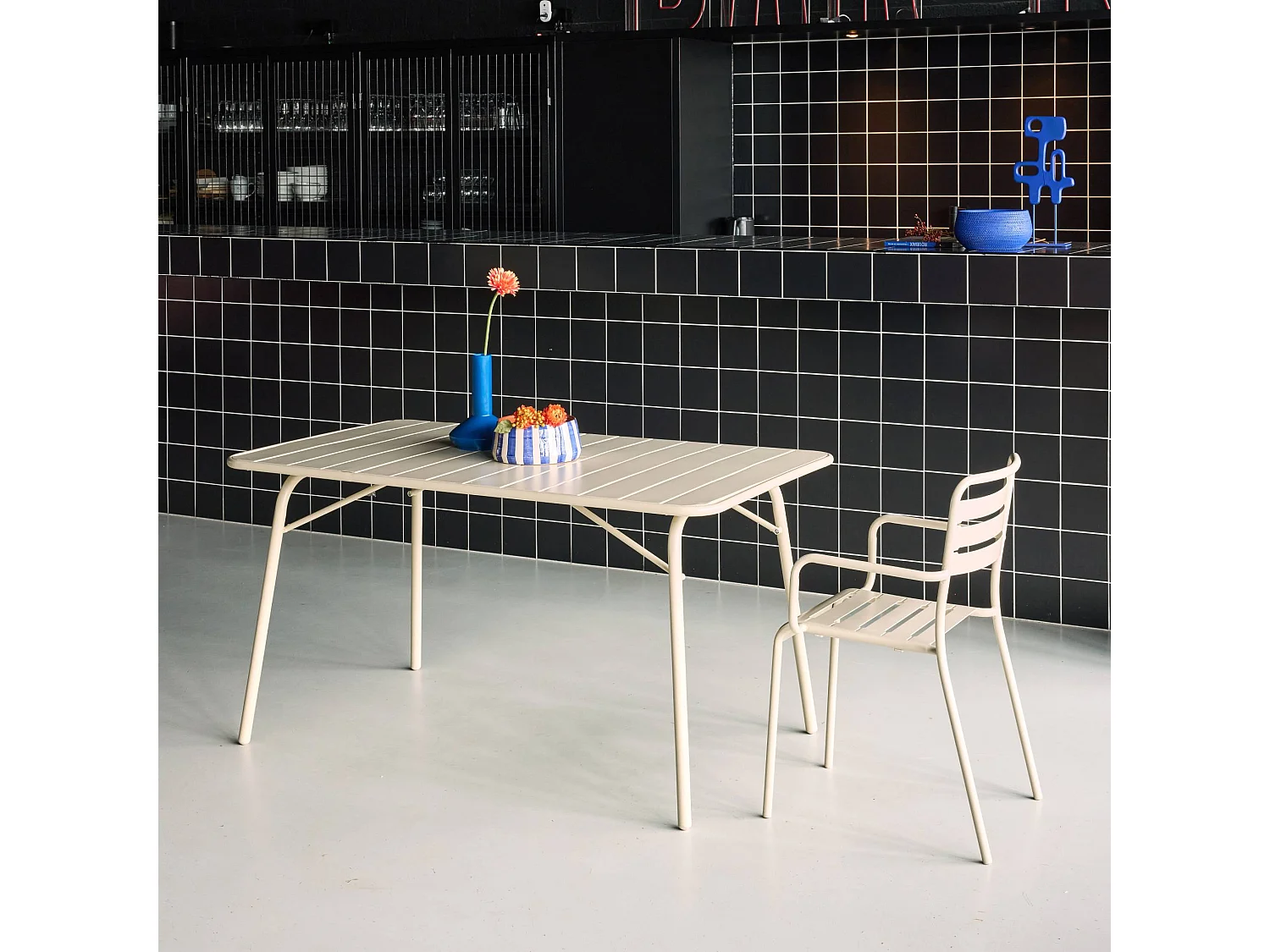 Table de jardin pliante métal 6 places. beige. Amelia. 140x80cm. traitement antirouille. lattes et bords arrondis