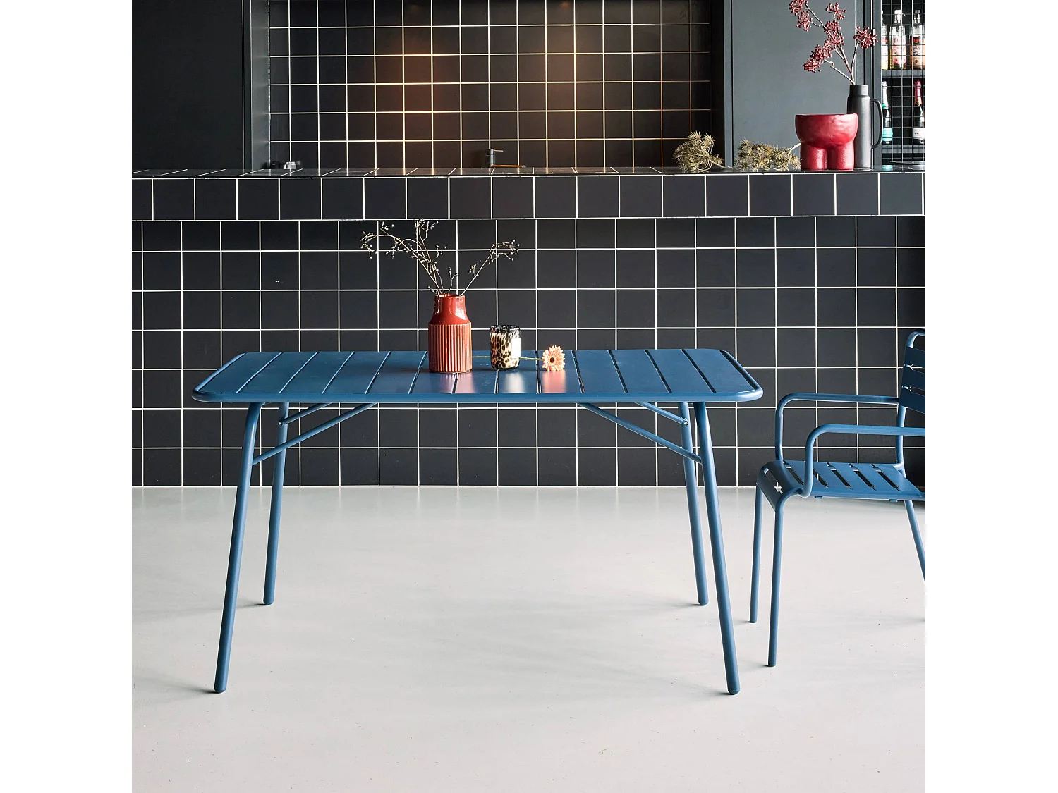 Table de jardin pliante métal 6 places. marine. Amelia. 140x80 cm. traitement antirouille. lattes et bords arrondis