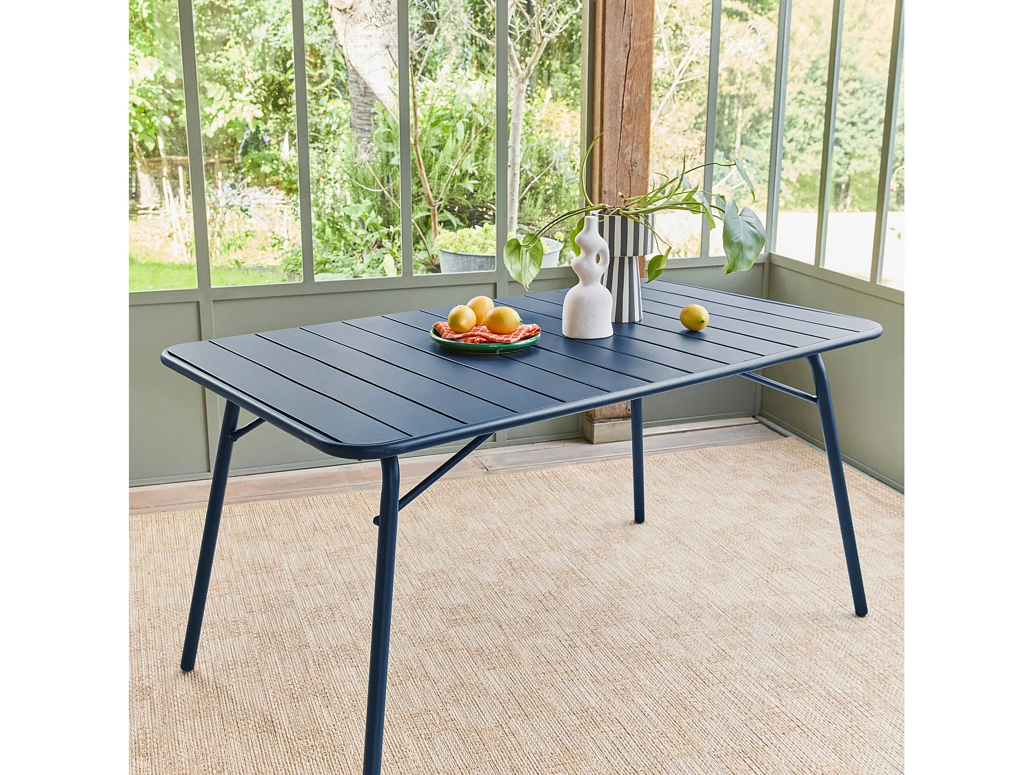 Table de jardin pliante métal 6 places. marine. Amelia. 140x80 cm. traitement antirouille. lattes et bords arrondis