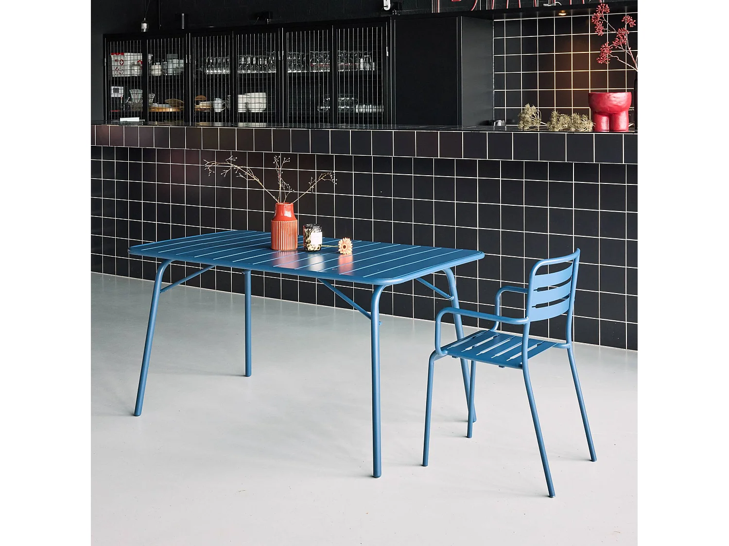 Table de jardin pliante métal 6 places. marine. Amelia. 140x80 cm. traitement antirouille. lattes et bords arrondis