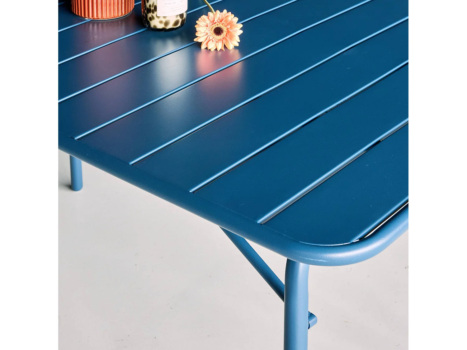 Table de jardin pliante métal 6 places. marine. Amelia. 140x80 cm. traitement antirouille. lattes et bords arrondis