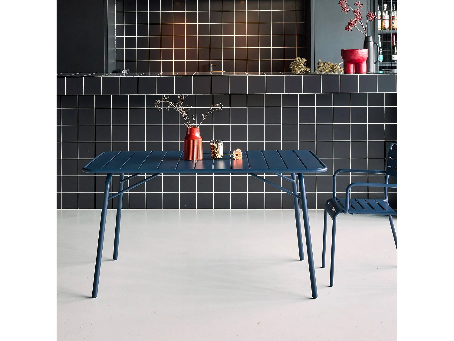 Table de jardin pliante métal 6 places. marine. Amelia. 140x80 cm. traitement antirouille. lattes et bords arrondis