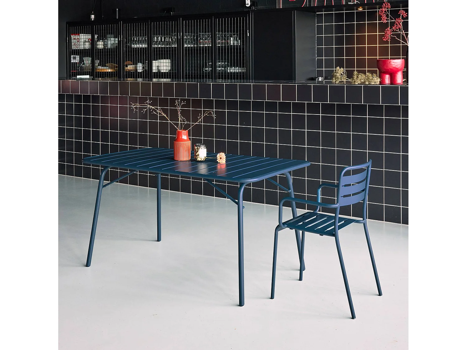 Table de jardin pliante métal 6 places. marine. Amelia. 140x80 cm. traitement antirouille. lattes et bords arrondis