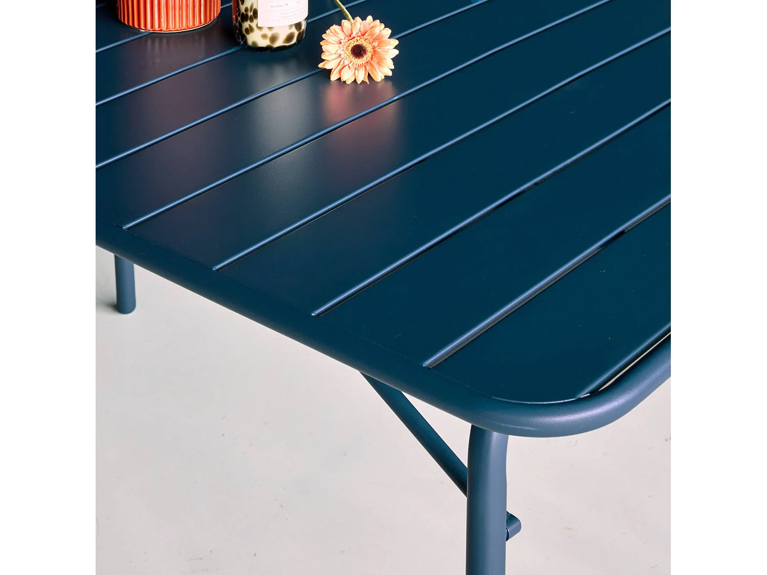 Table de jardin pliante métal 6 places. marine. Amelia. 140x80 cm. traitement antirouille. lattes et bords arrondis