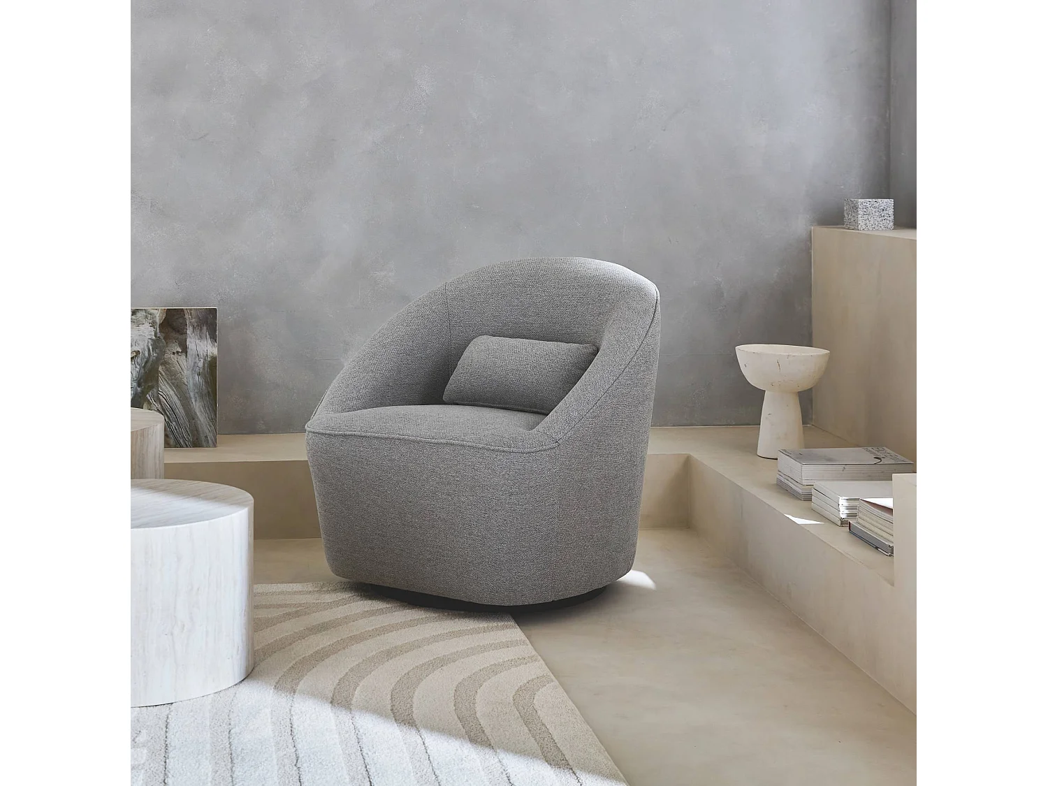 Fauteuil pivotant 360° en tissu gris clair. avec coussin LANA L 80 x P 73 x H77cm