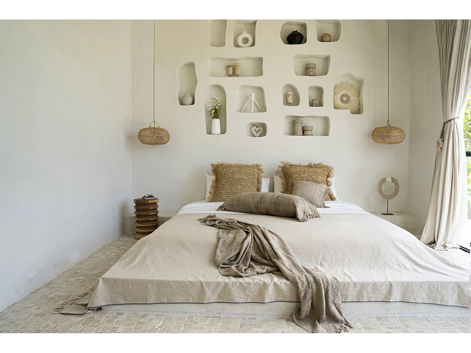 Szary pled z frędzlami z aksamitu - wygodny i luksusowy