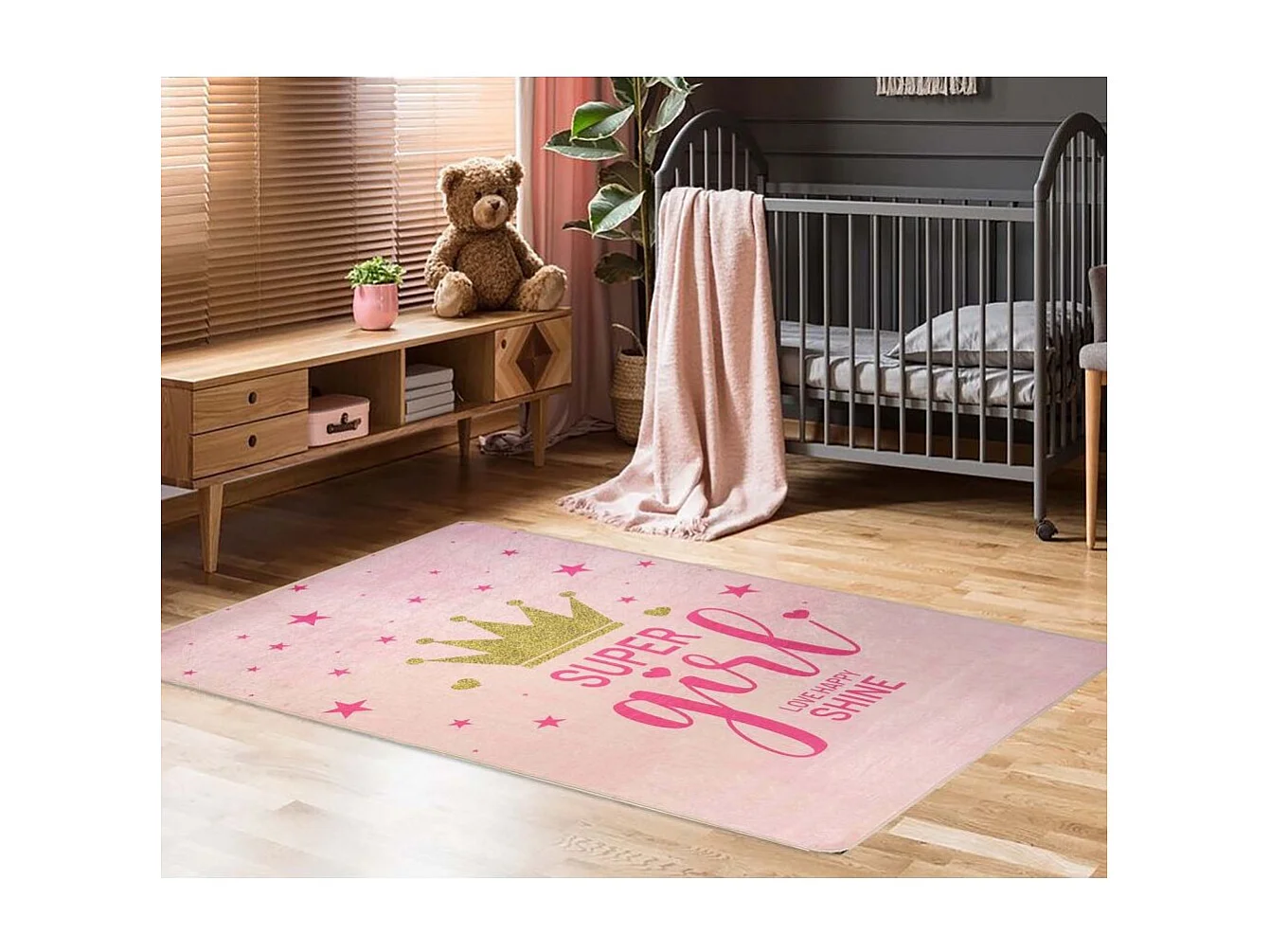 Tapete quarto infantil Super Girl 120x160 cm em poliéster macio e resistente com características antiderrapantes