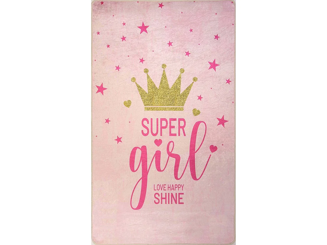 Tapete quarto infantil Super Girl 120x160 cm em poliéster macio e resistente com características antiderrapantes