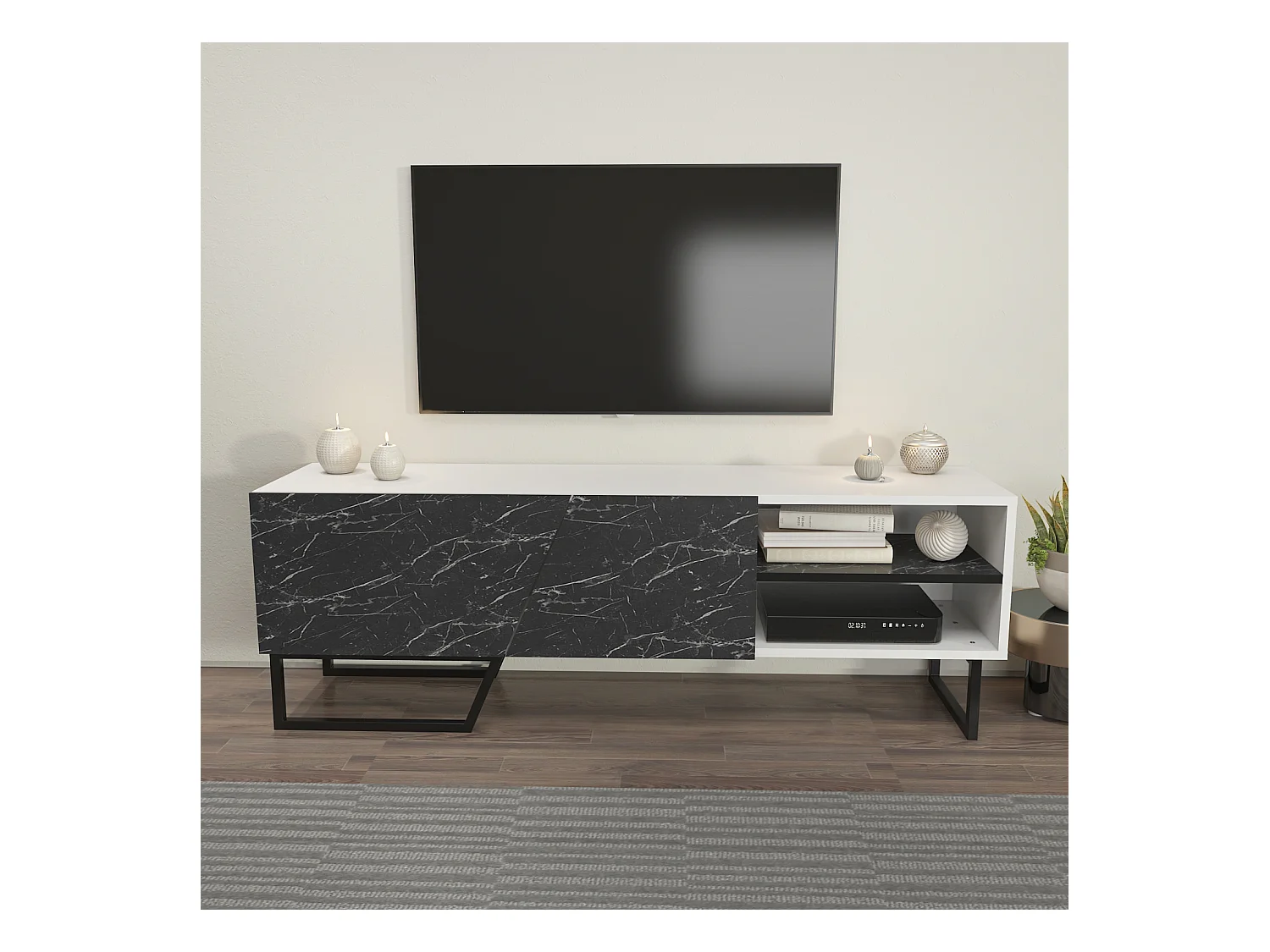Meuble TV Denasse 150 cm, pied en métal, placards et étagères (Effet marbre noir et Blanc)