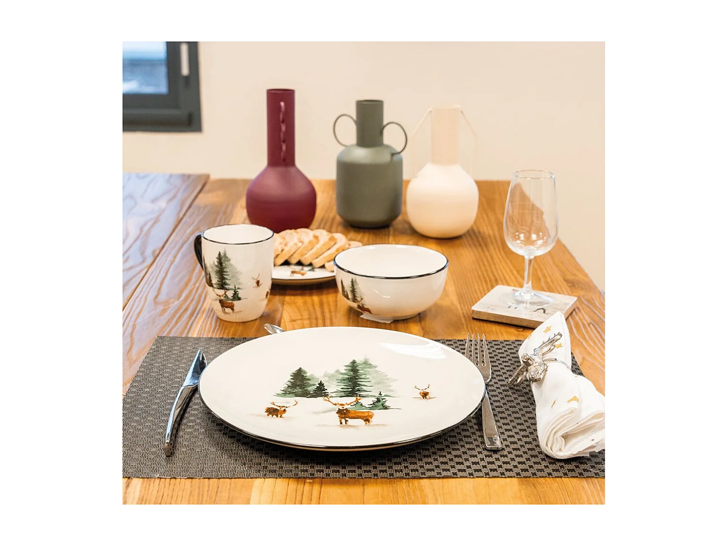 Vaisselle en porcelaine décor Cerf et Sapin, style fait main Assiette 27cm