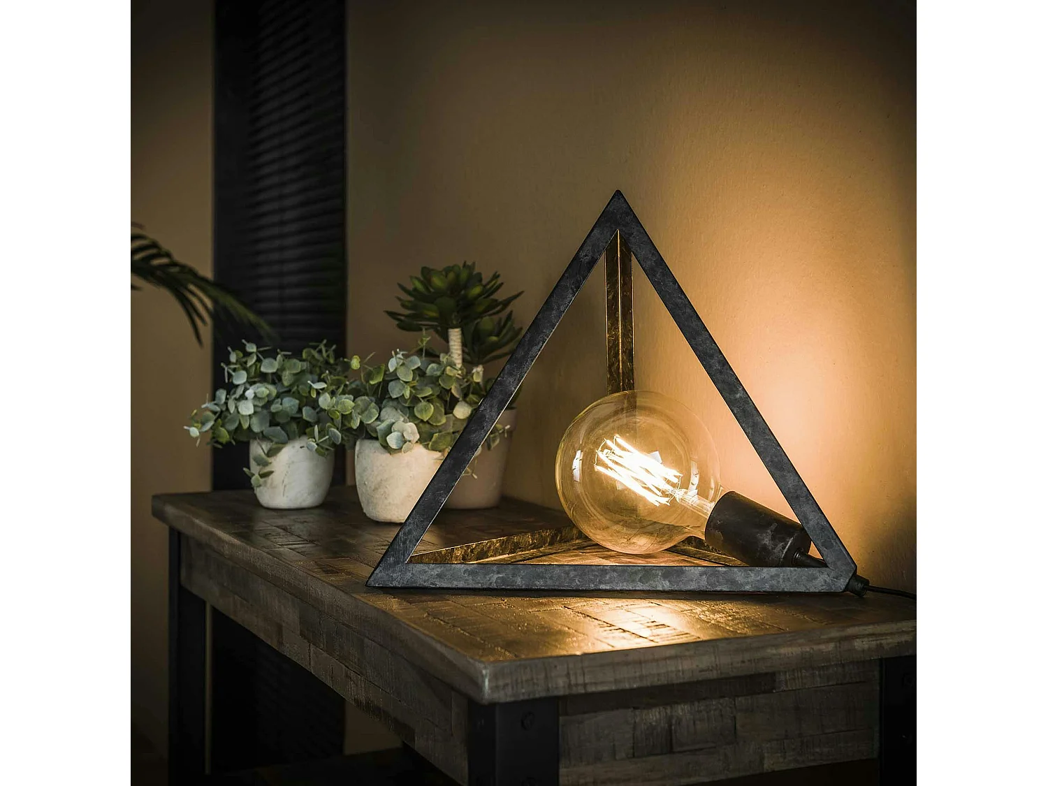 Lampe à poser industrielle forme pyramide RALF
