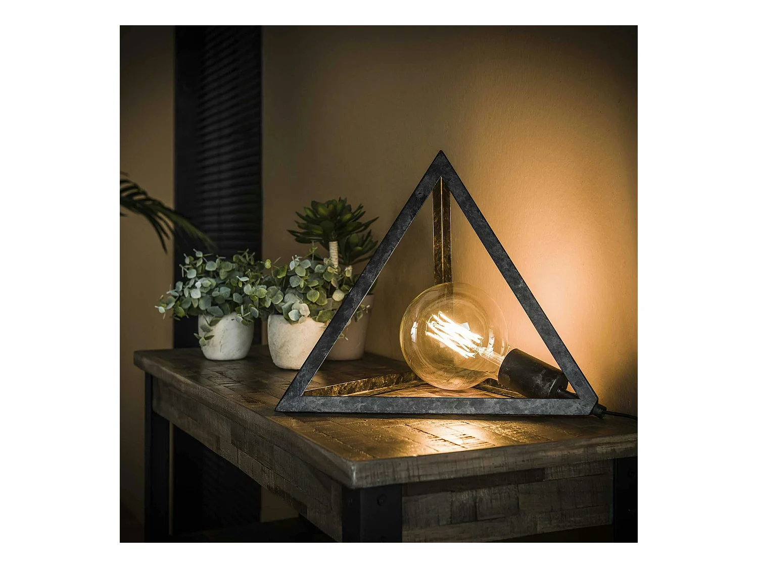 Lampe à poser industrielle forme pyramide RALF
