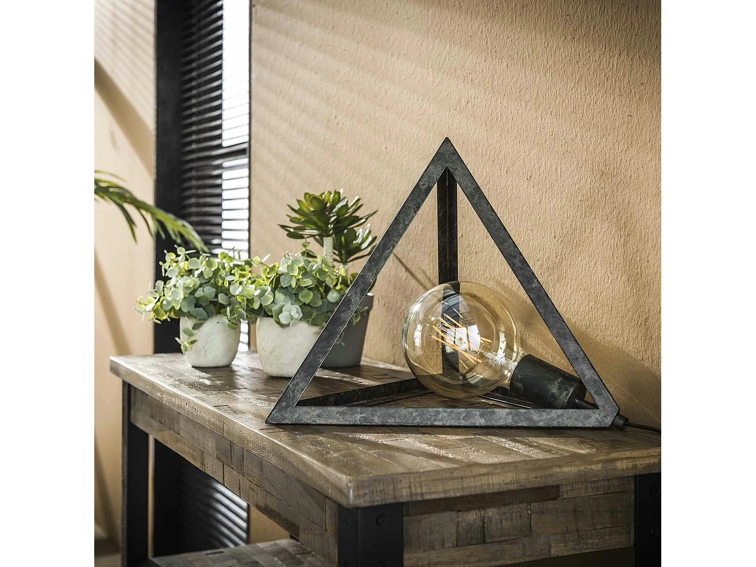 Lampe à poser industrielle forme pyramide RALF