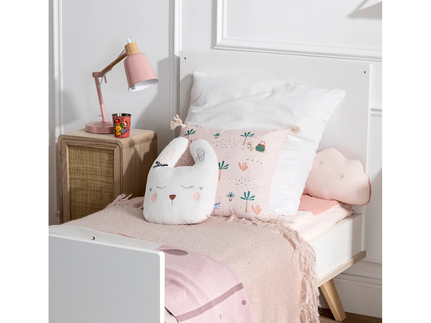 Coussin déco lapin 34x26cm en polyester blanc MISS FLEUR DE LUNE - Sauthon