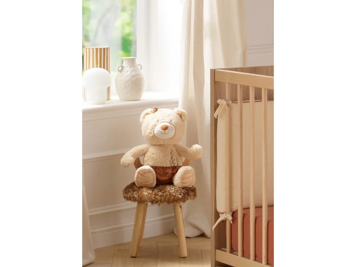 Osito beige con detalles bordados