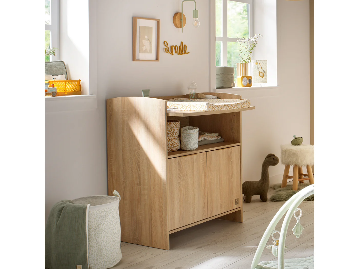 Commode à langer 2 portes et une niche avec poignées dorées décor chêne doré AZUR - Sauthon