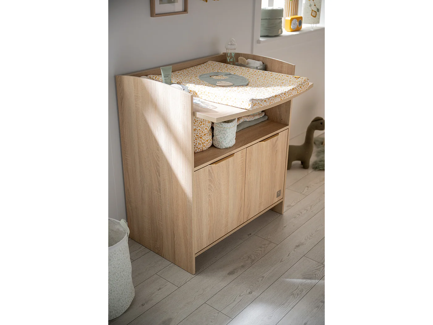 Commode à langer 2 portes et une niche avec poignées dorées décor chêne doré AZUR - Sauthon