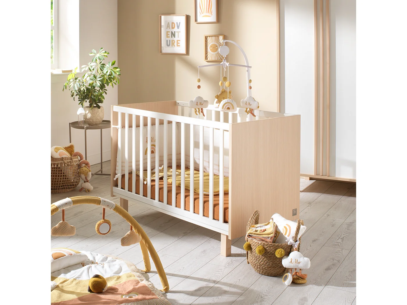 Lit bébé 120x60 avec pieds décor chêne velours et balustres blancs NATURE - Sauthon