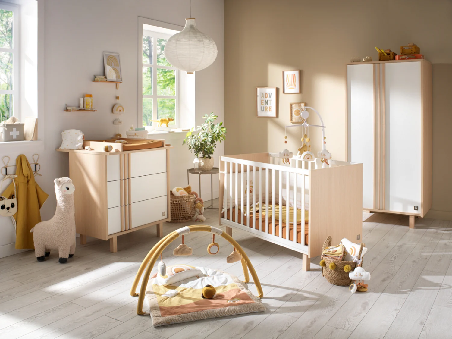 Cuna de 120x60 con patas de roble aterciopelado y balaustres blancos