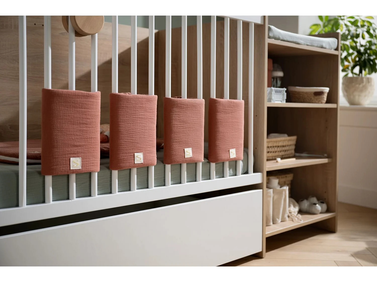 Cuna de madera de 120x60 convertible en 90x190 con cambiador y estante