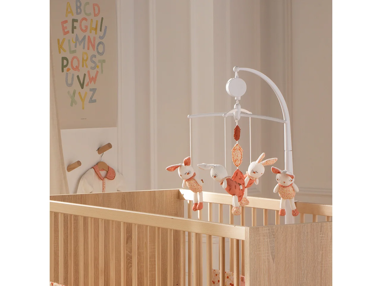 Móvil musical de terciopelo blanco