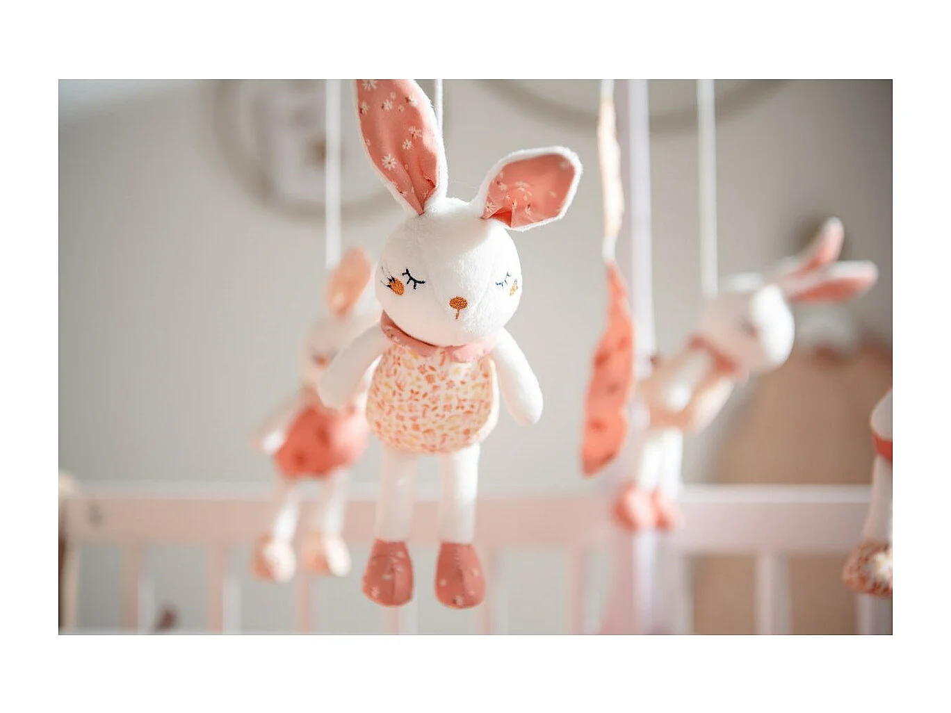 Giostrina musicale in velluto bianco