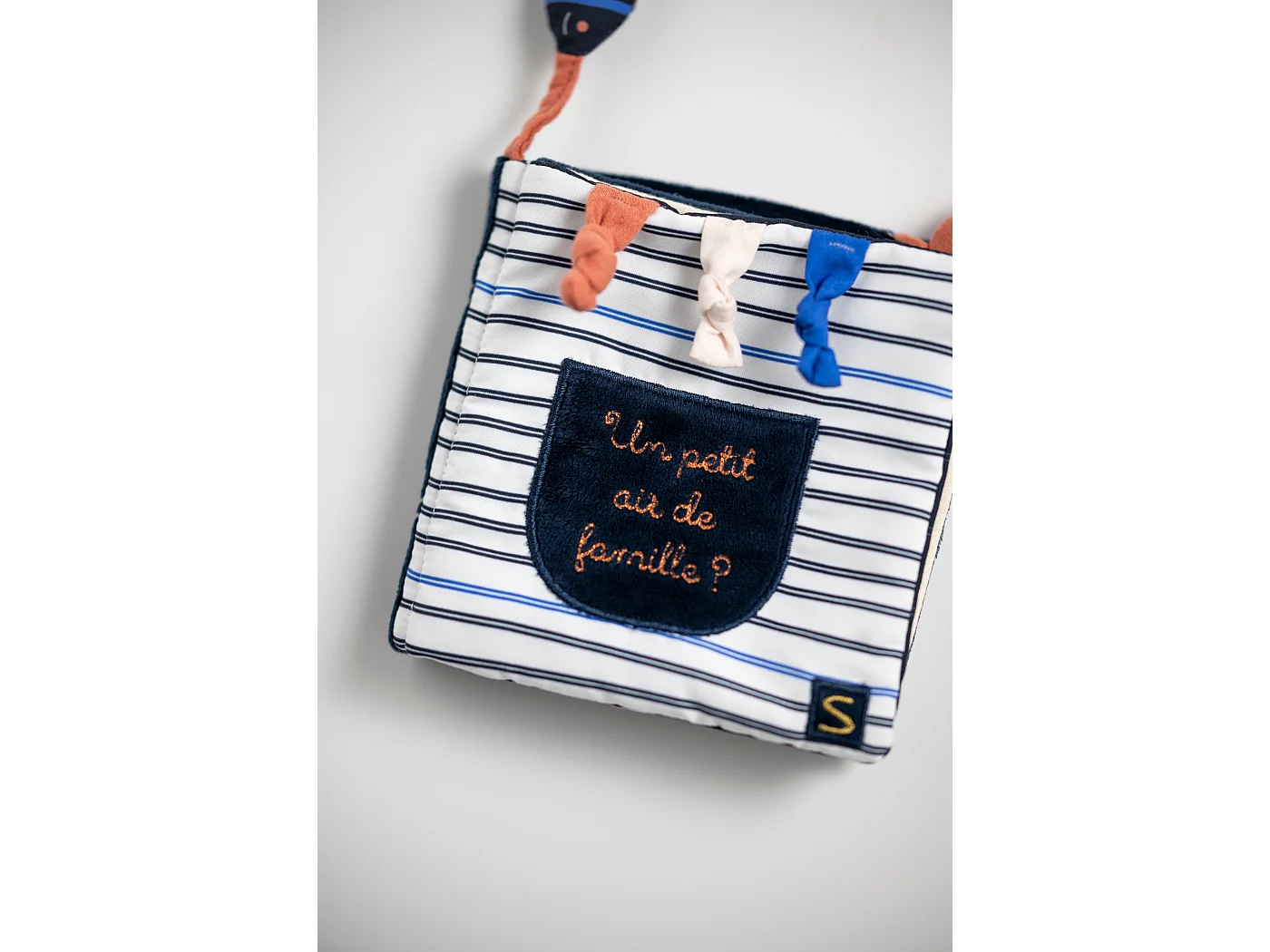 Libro de bebé marinero con detalle de pez