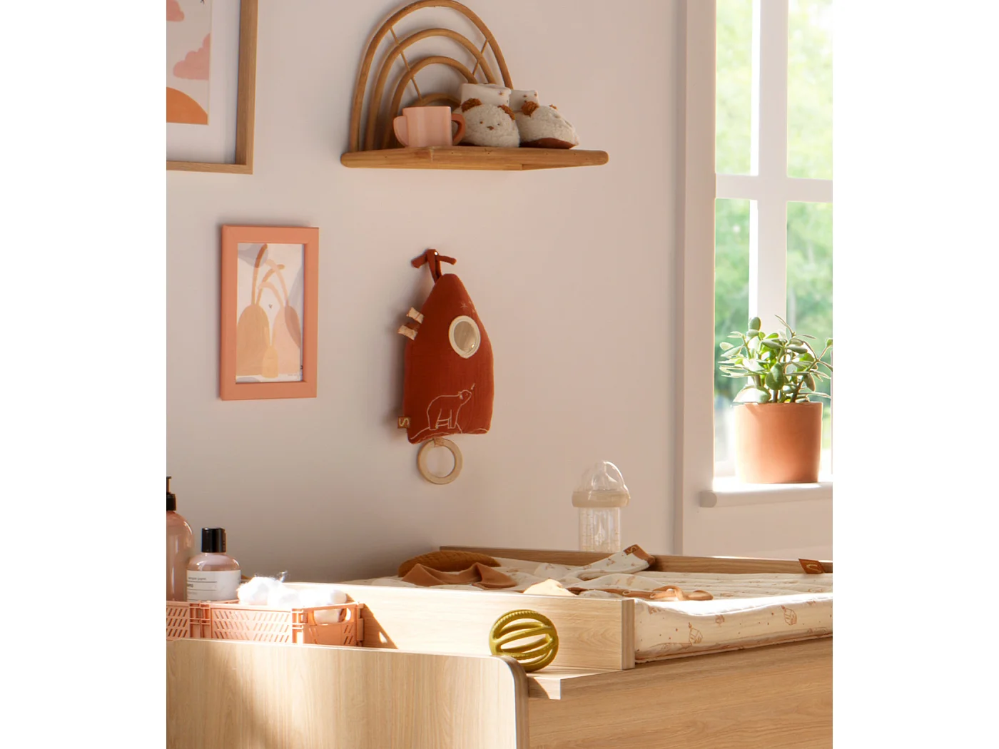 Mini casita musical de peluche bordada