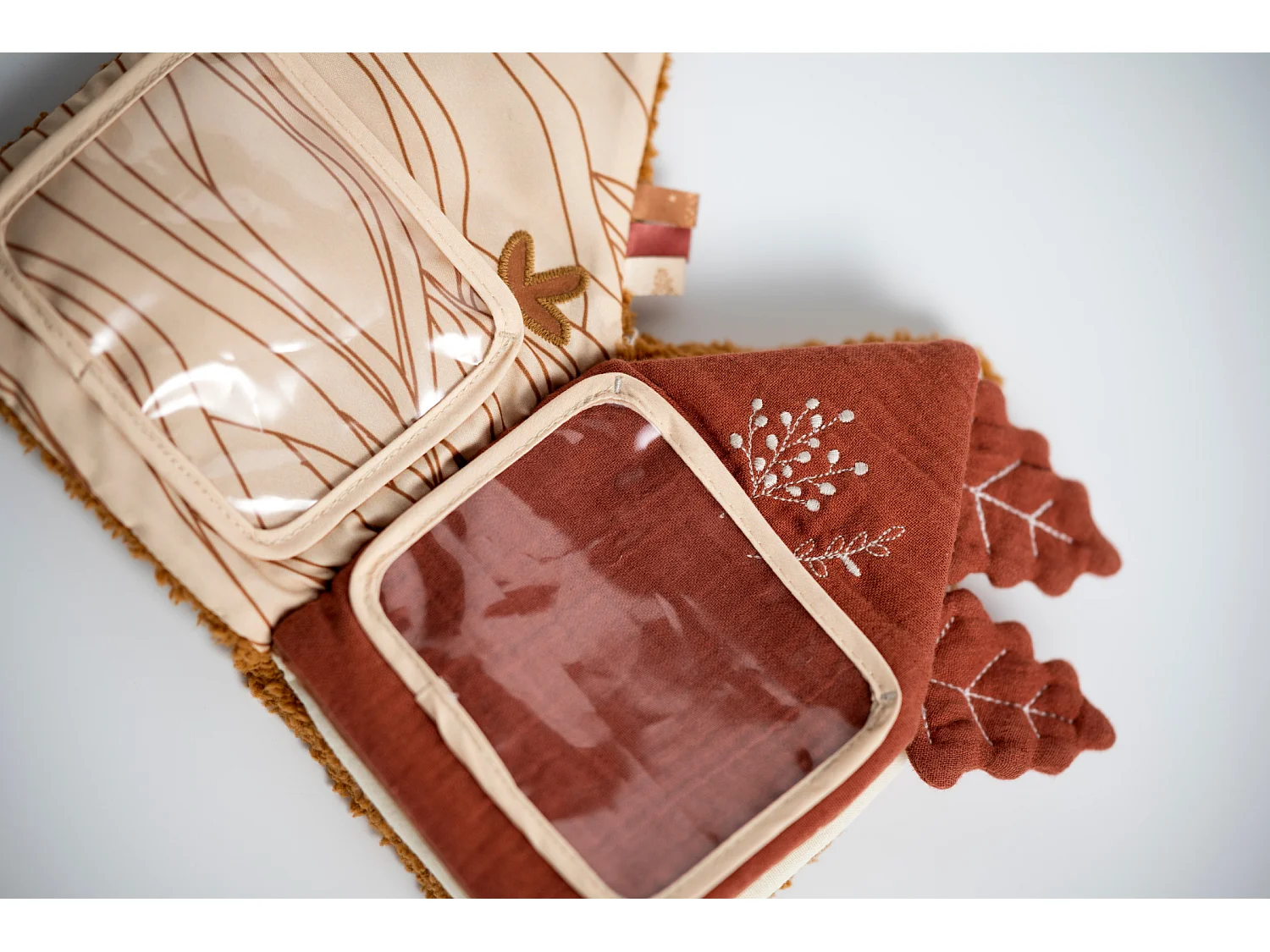 Libro de aprendizaje temprano de sherpa con detalles bordados