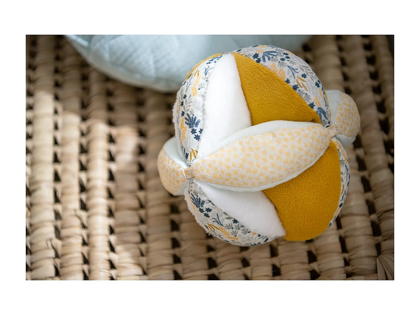 Balle sensorielle en velours vert tilleul PROMENONS NOUS - Sauthon