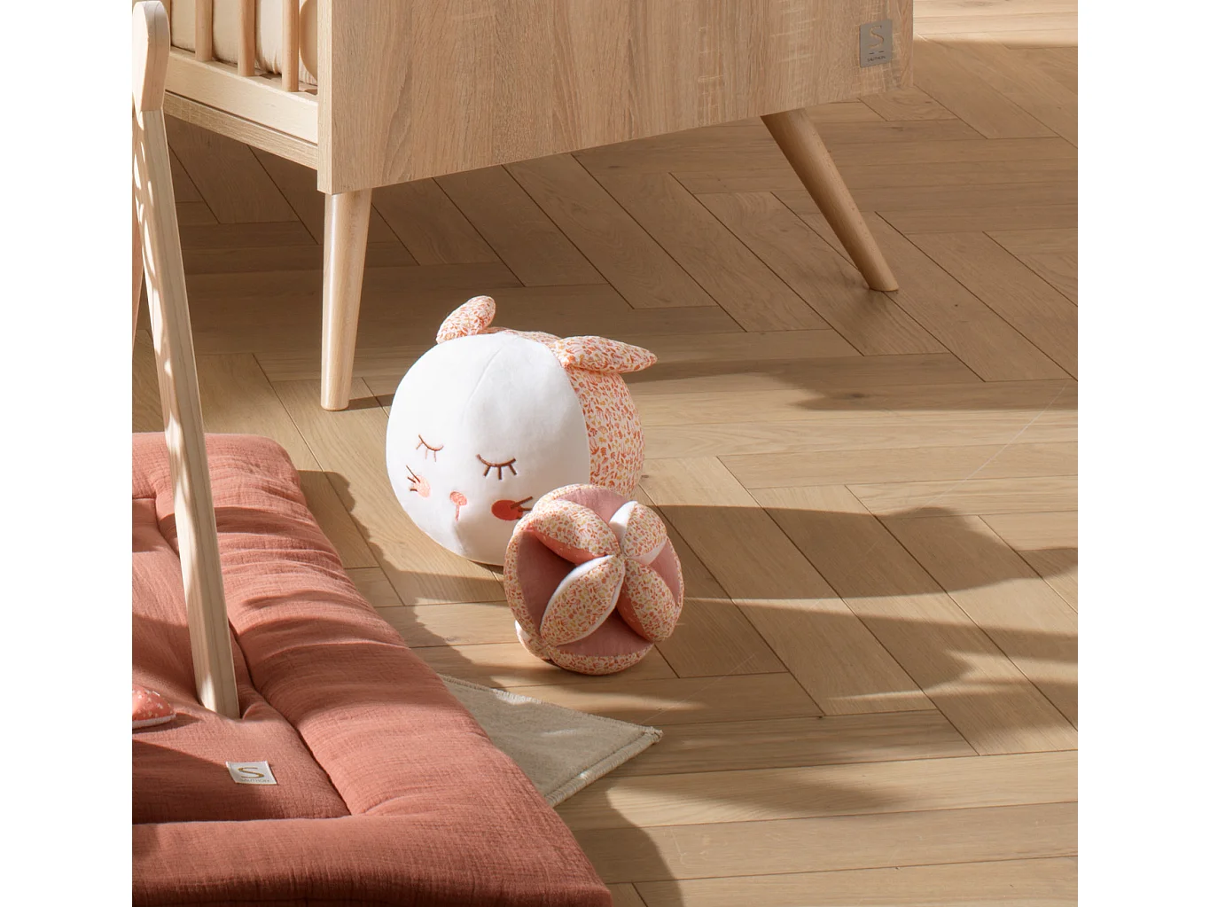 Balle sensorielle en velours blanc ESMEE - Sauthon