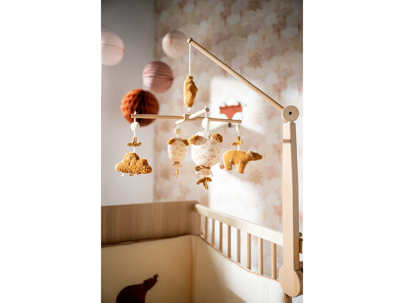 Mobile musical en bois avec jouets ours en gaze de coton ORSINO - Sauthon