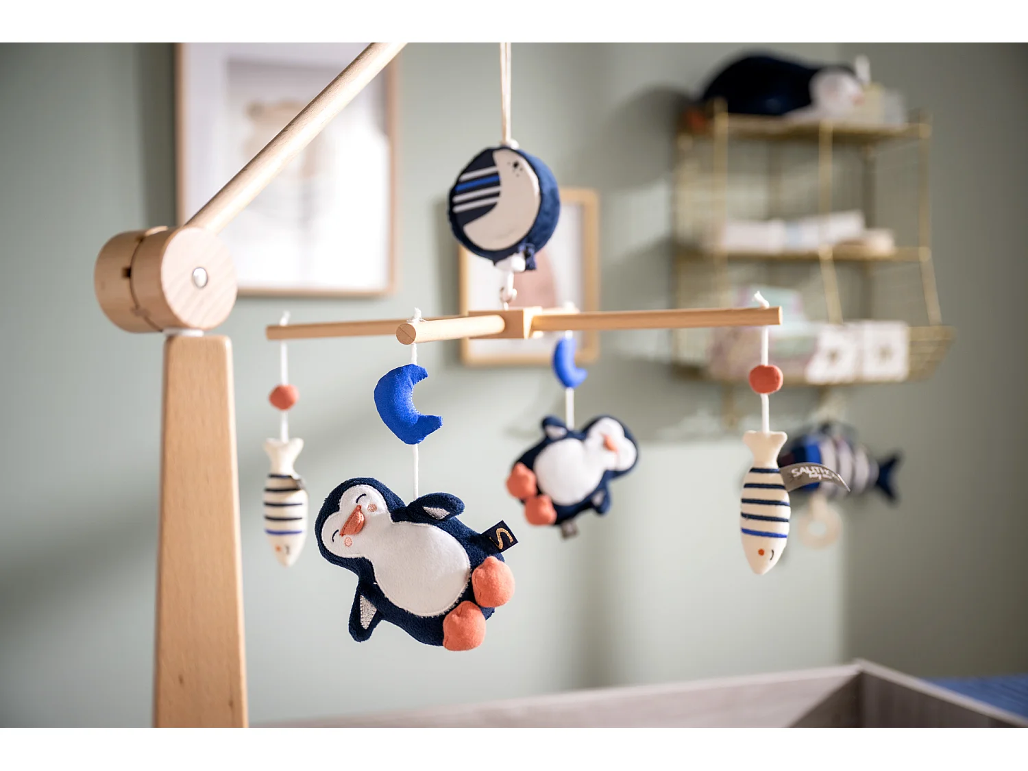 Mobile musical en bois avec jouets pingouin BABY SAILOR - Sauthon