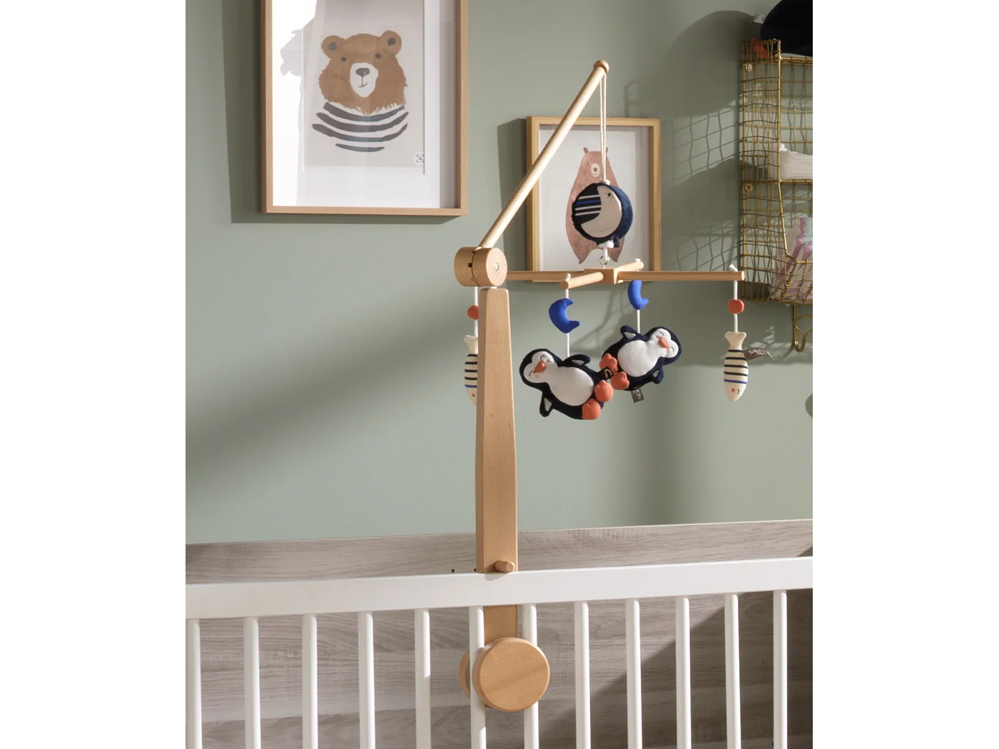 Mobile musical en bois avec jouets pingouin BABY SAILOR - Sauthon