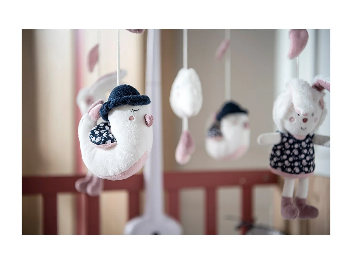 Móvil musical de poliéster blanco