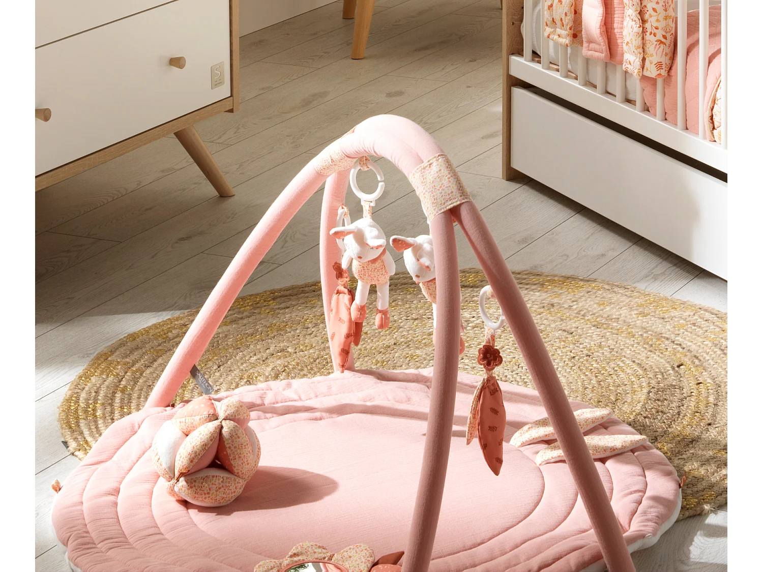 Alfombra de juego con arcos de algodón rosa