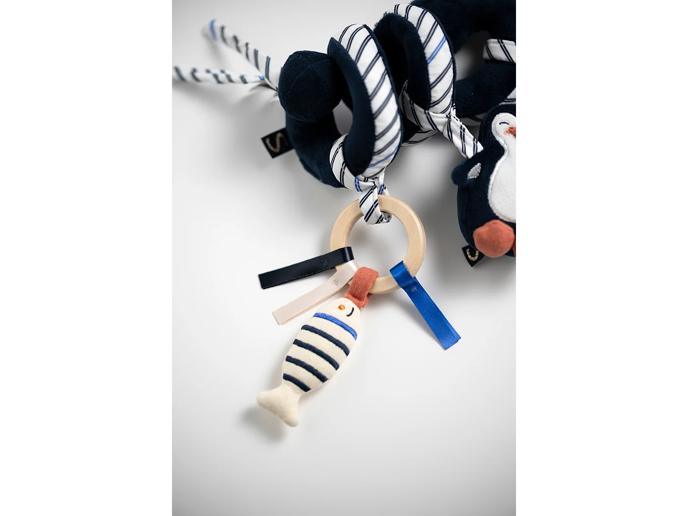 Spirale d'activités pingouin en velours bleu BABY SAILOR - Sauthon