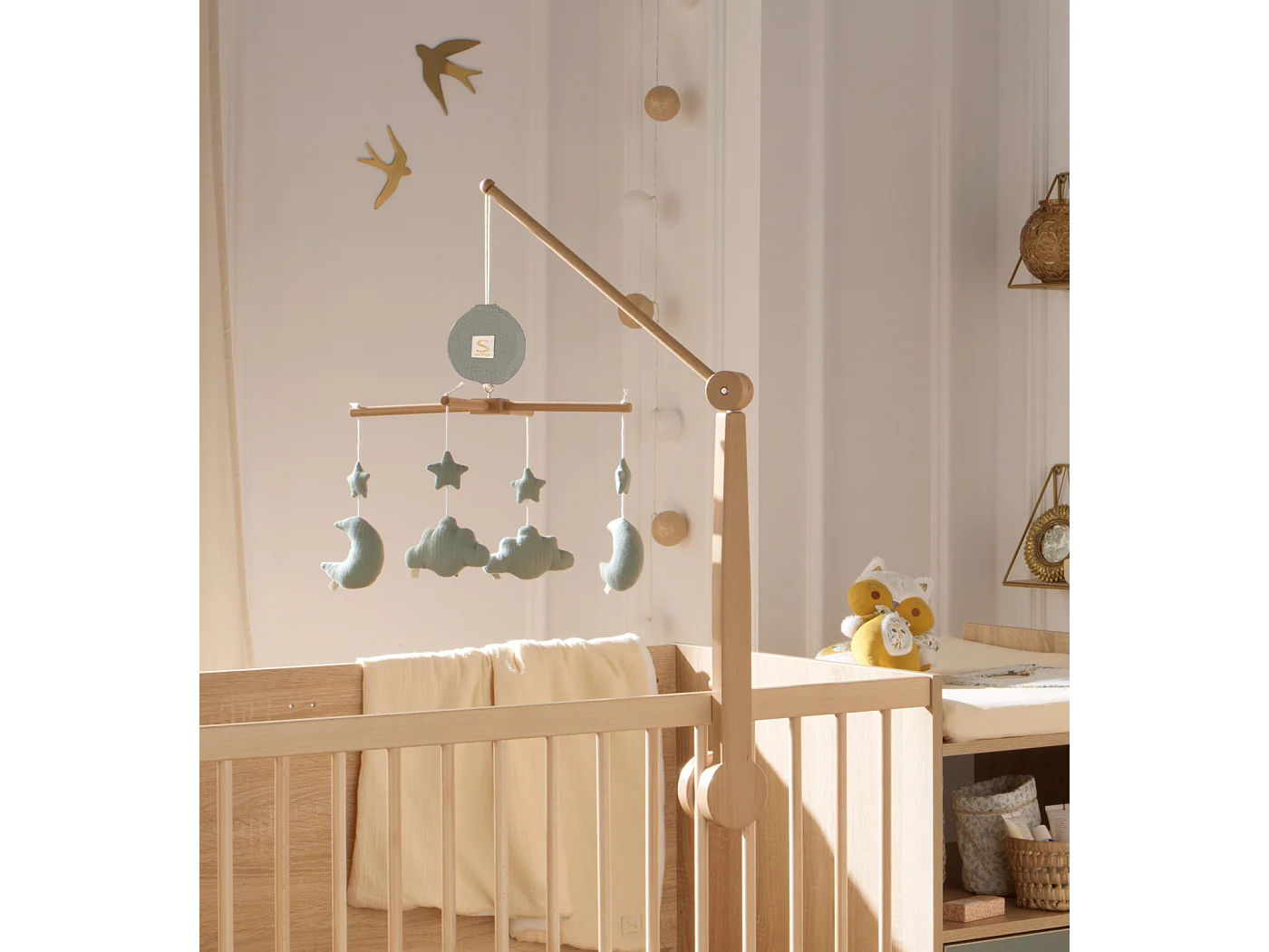 Giostrina musicale per bambini in legno con 4 giocattoli