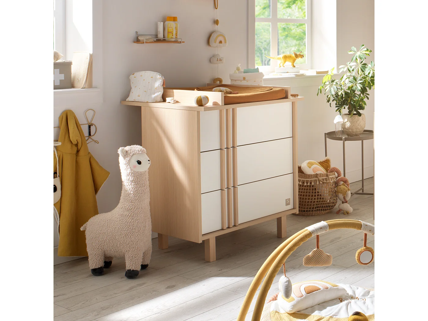 Commode 3 tiroirs en décor chêne velours et blanc avec appliques en bois NATURE - Sauthon