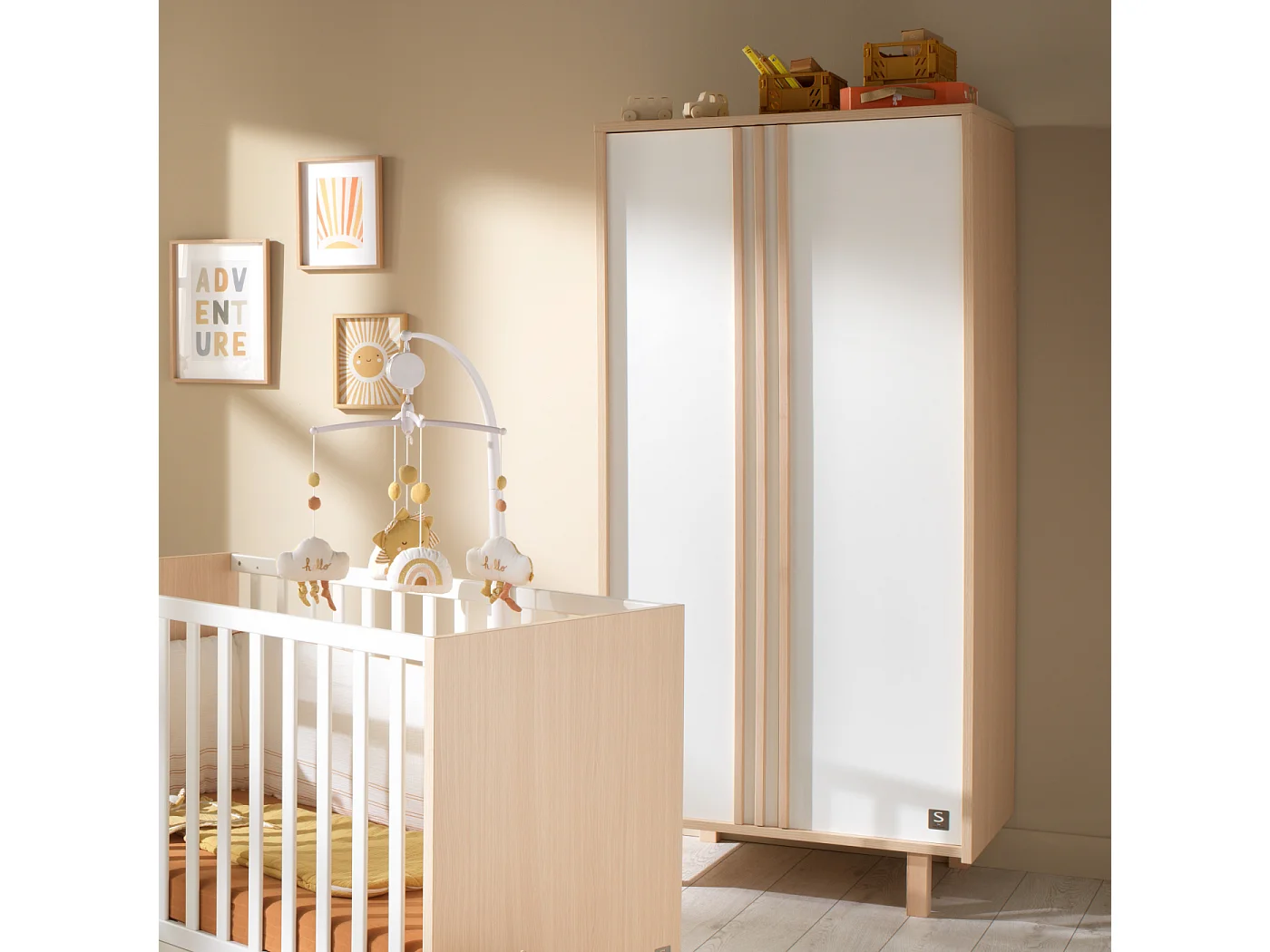 Armoire 2 portes en décor chêne velours et blanc avec appliques en bois NATURE - Sauthon