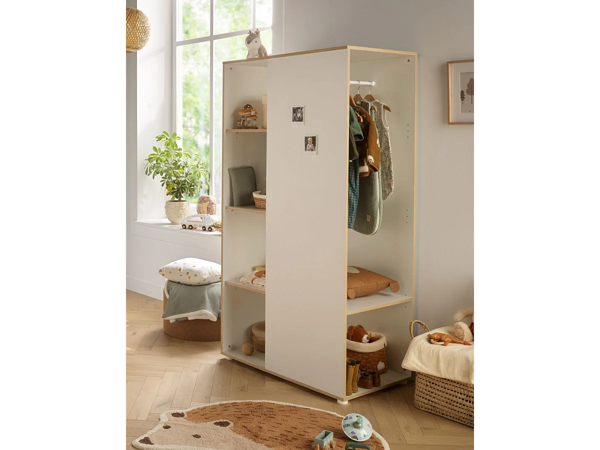 Mueble con estantes y espacio para colgar en madera blanca y cantos de madera