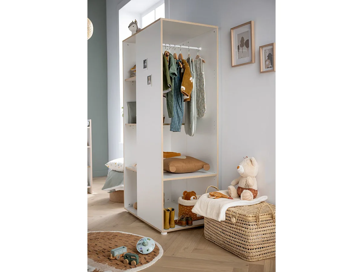 Mueble con estantes y espacio para colgar en madera blanca y cantos de madera